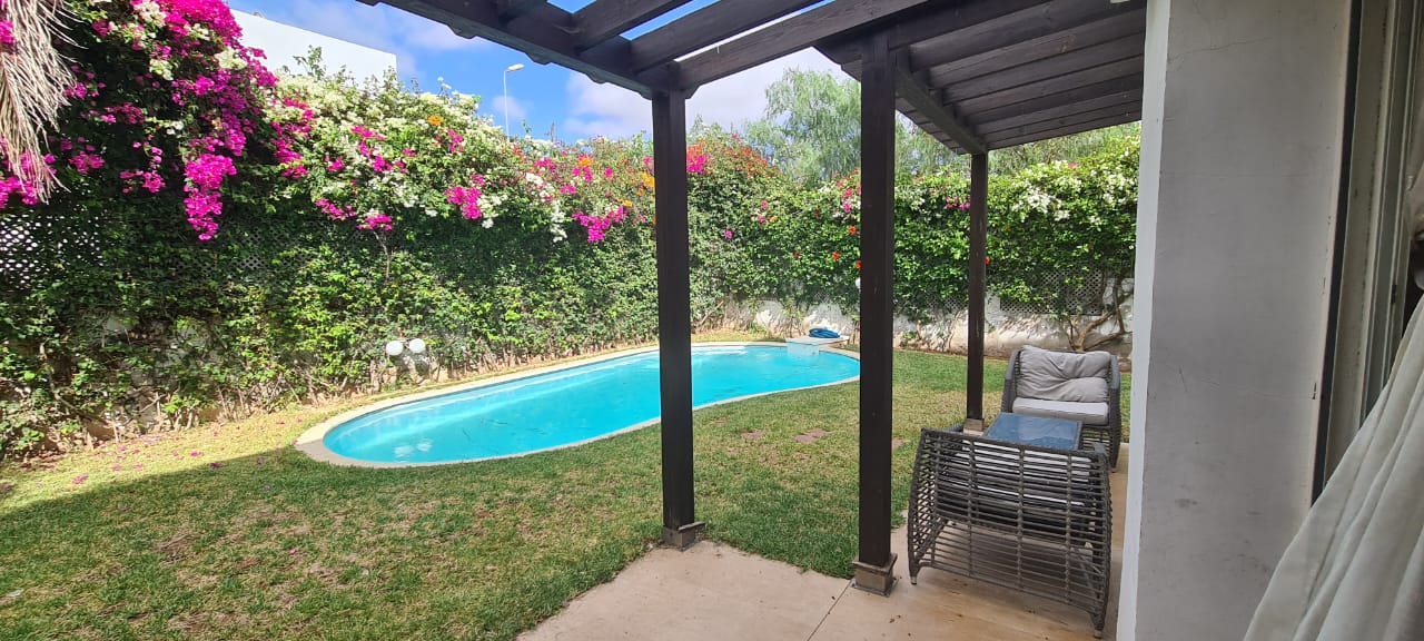 Superbe villa haut standing meublée à Dar Bouazza – à vendre avec piscine