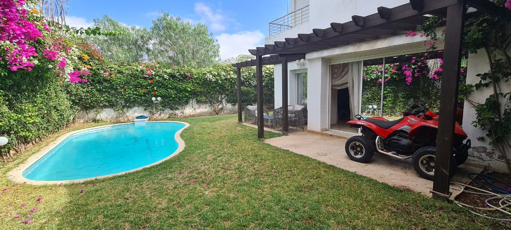 Superbe villa haut standing meublée à Dar Bouazza – à vendre avec piscine