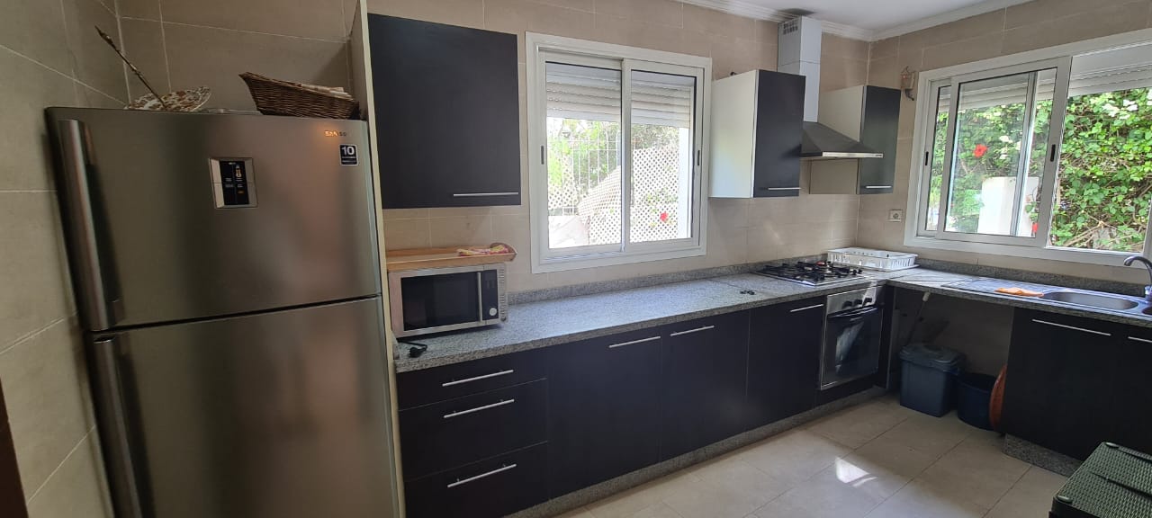 Superbe villa haut standing meublée à Dar Bouazza – à vendre avec piscine