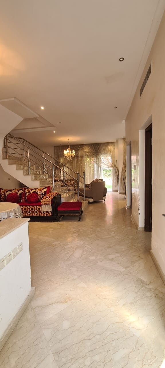 Superbe villa haut standing meublée à Dar Bouazza – à vendre avec piscine