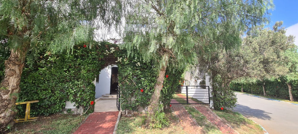 Superbe villa haut standing meublée à Dar Bouazza – à vendre avec piscine