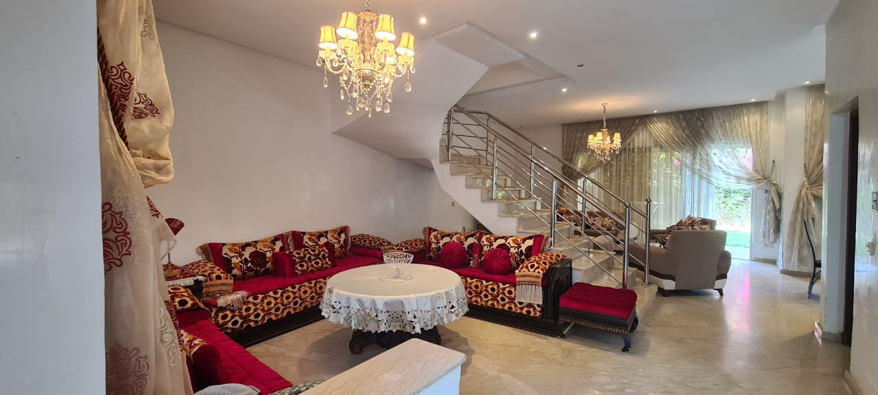 Superbe villa haut standing meublée à Dar Bouazza – à vendre avec piscine