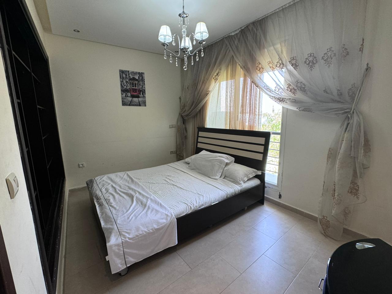 Superbe villa haut standing meublée à Dar Bouazza – à vendre avec piscine