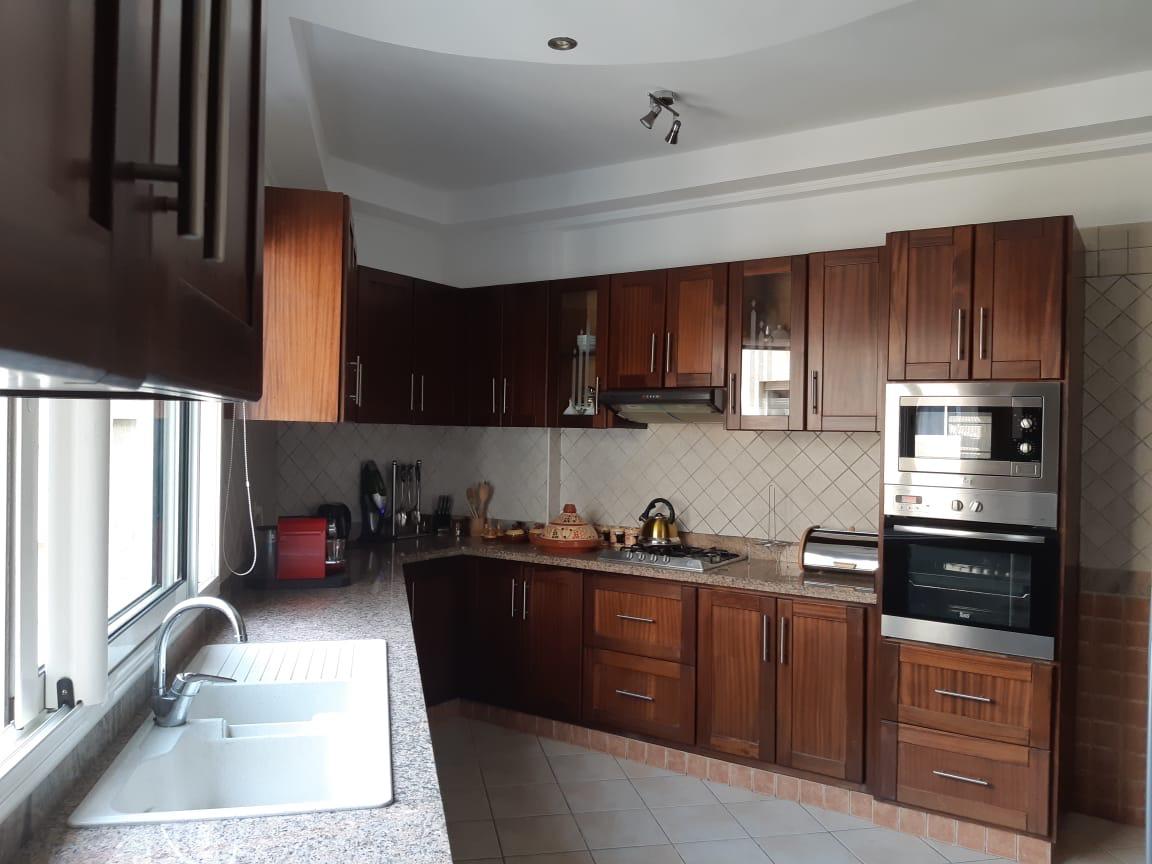 Superbe villa haut standing meublée à Dar Bouazza – à vendre avec piscine