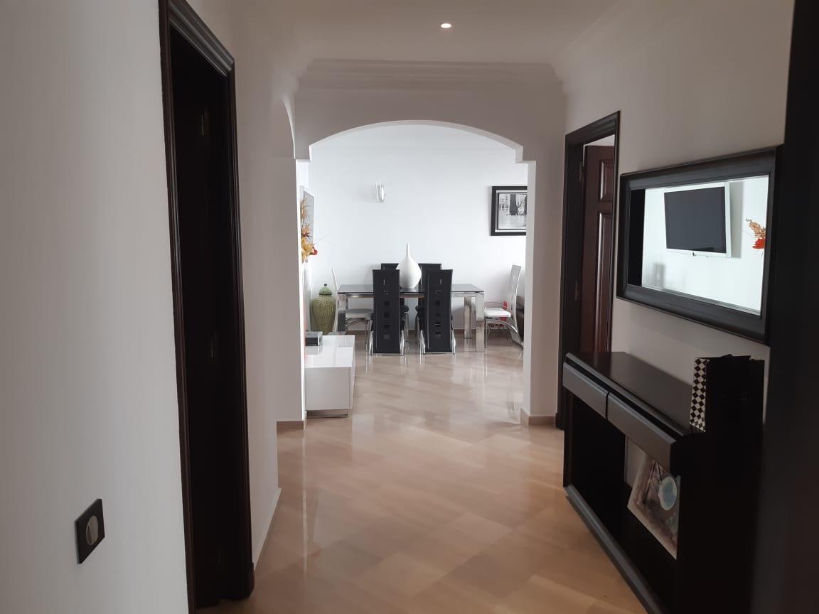 Superbe villa haut standing meublée à Dar Bouazza – à vendre avec piscine