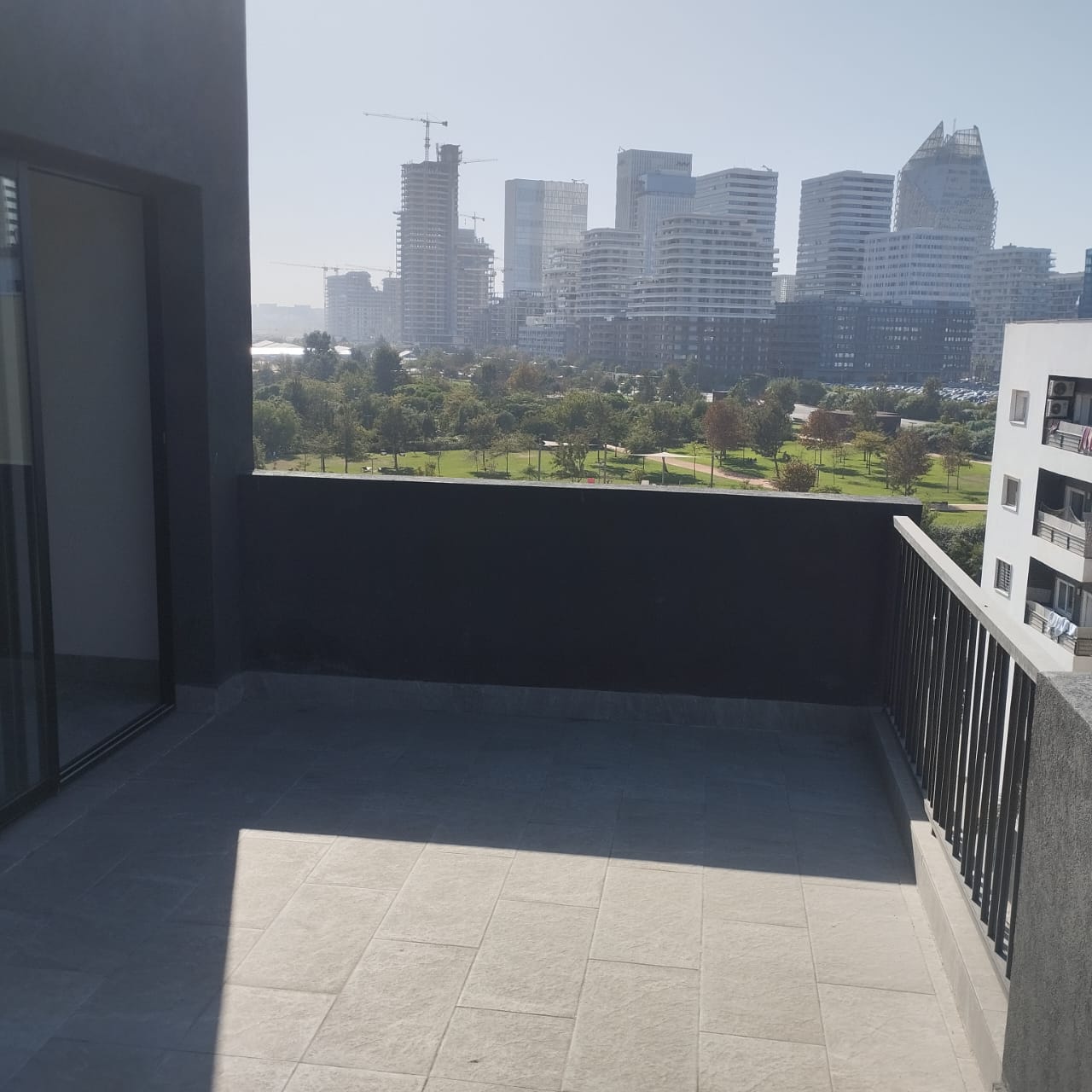 Studio non meublé haut standing à louer à Casablanca avec vue sur CFC. Emplacement prestigieux, lumineux et moderne. Loyer 6 500 DH/mois.