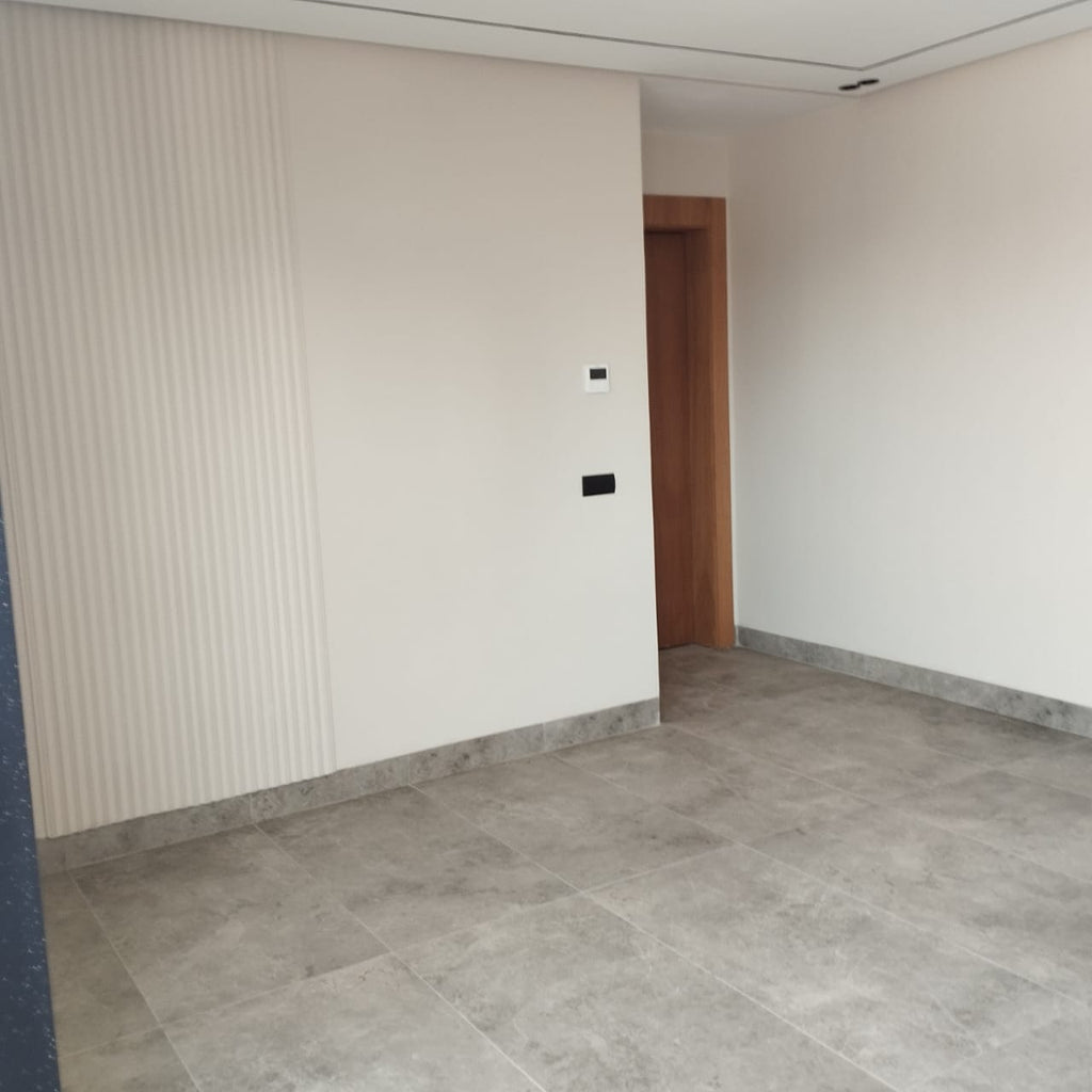 Studio non meublé haut standing à louer à Casablanca avec vue sur CFC. Emplacement prestigieux, lumineux et moderne. Loyer 6 500 DH/mois.