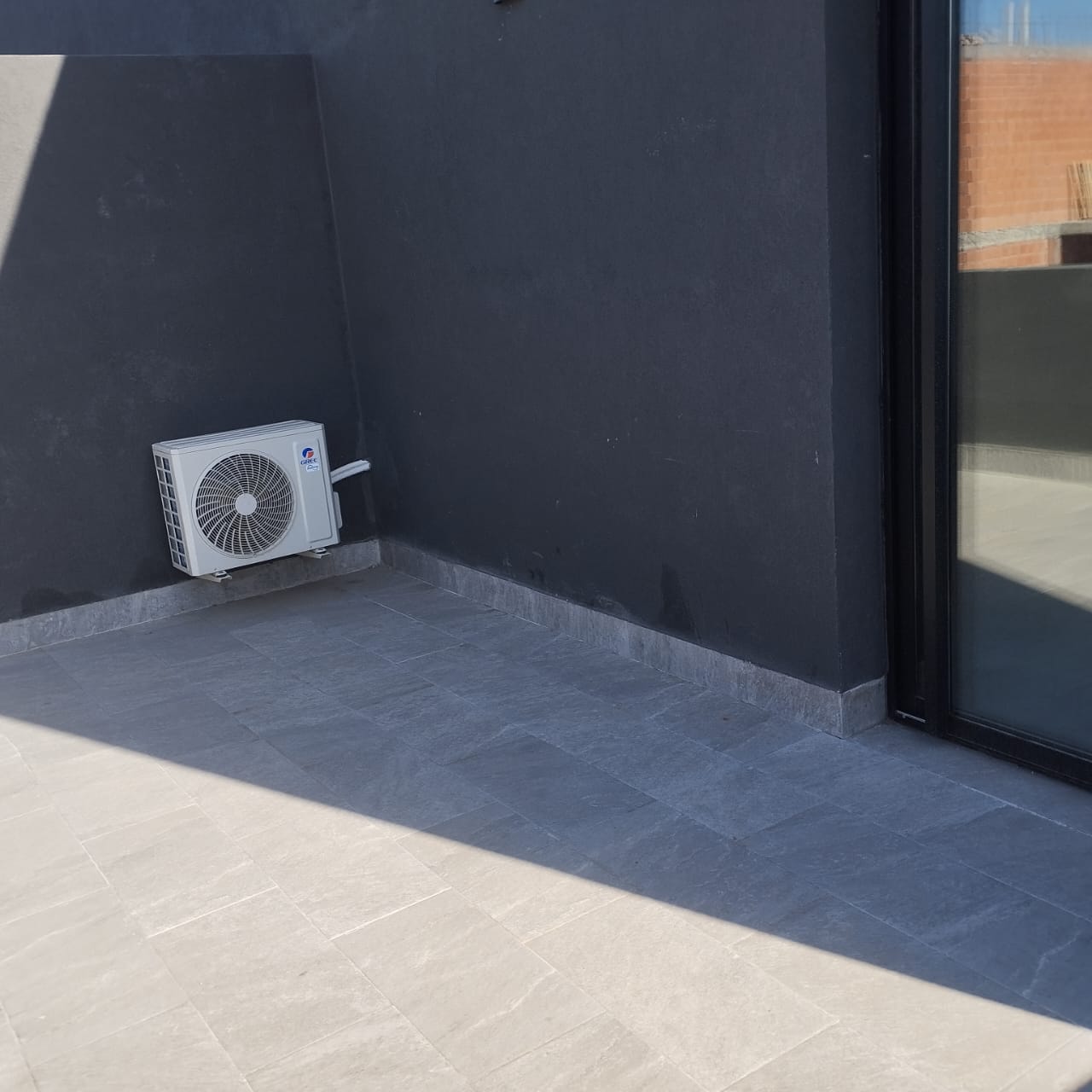 Studio non meublé haut standing à louer à Casablanca avec vue sur CFC. Emplacement prestigieux, lumineux et moderne. Loyer 6 500 DH/mois.